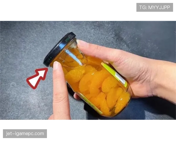 特雷·杨家的冰箱里塞满了能量饮料,连瓶盖都没空拧? 特雷·杨家的冰箱里塞满了能量饮料,连瓶盖都没空拧?